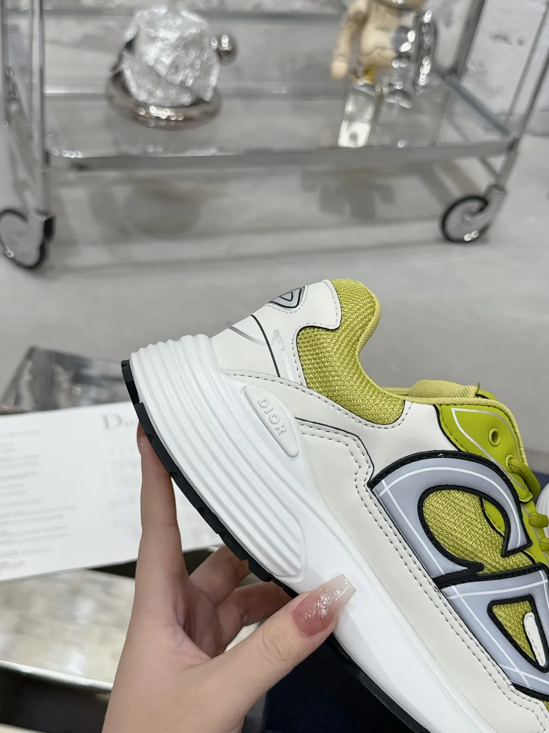 Men's men's shoes 💰600❤️❤️❤️High version Dior Dior's latest color matching B30 series reflective dad sneakers original 17380💰 purchased for development and production Brand new B30 sneakers Dad Shoes style shoes that follow the trend of the retro market The Dior logo on the tongue also indicates that this pair of shoes is the B30 model! B30 uses fine-textured leather and mesh cloth materials to form a shoe body. There are conspicuous letters CD on both sides of the shoe body to indicate identity. Many lines on the shoe body outline details to make the shoes look less monotonous and full of retro flavor. The delivery counter is exquisitely packaged🛍📦 ▪️Fabric: Original customized technical fabric + mesh ▪️Inner lining: Customized breathable lining ▪️Outsole: Original molded IP foam + TPU outsole ▪️Sole thickness: 3.5CM ▪️Size: Women’s size 35-40 / Men’s size 39-46